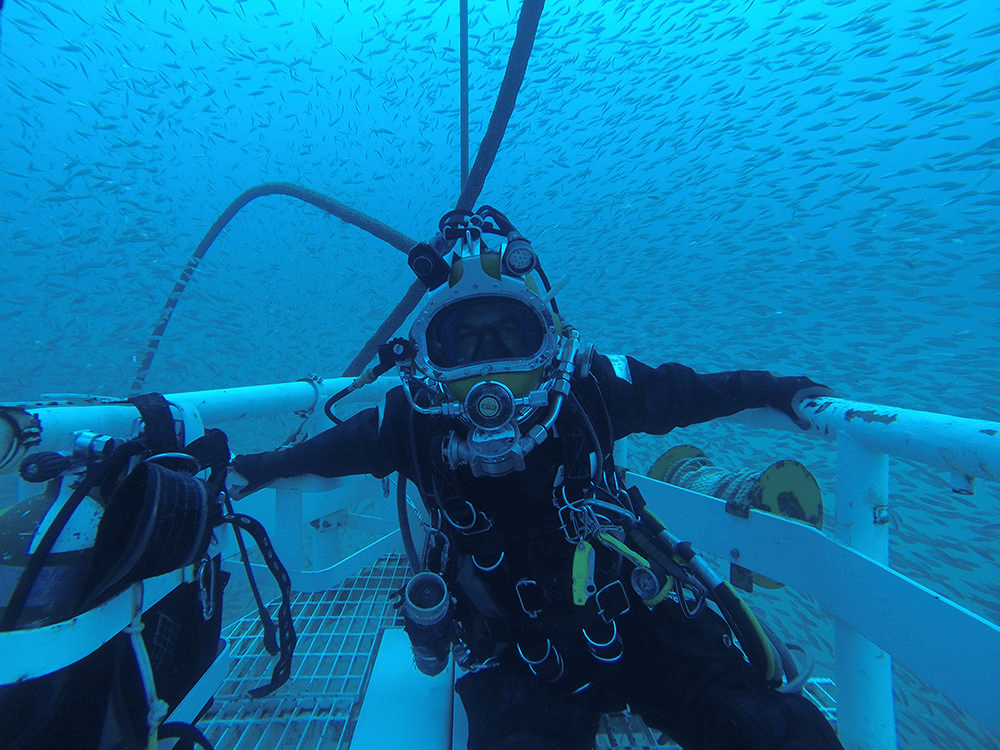 Buzo realizando trabajos de buceo comercial