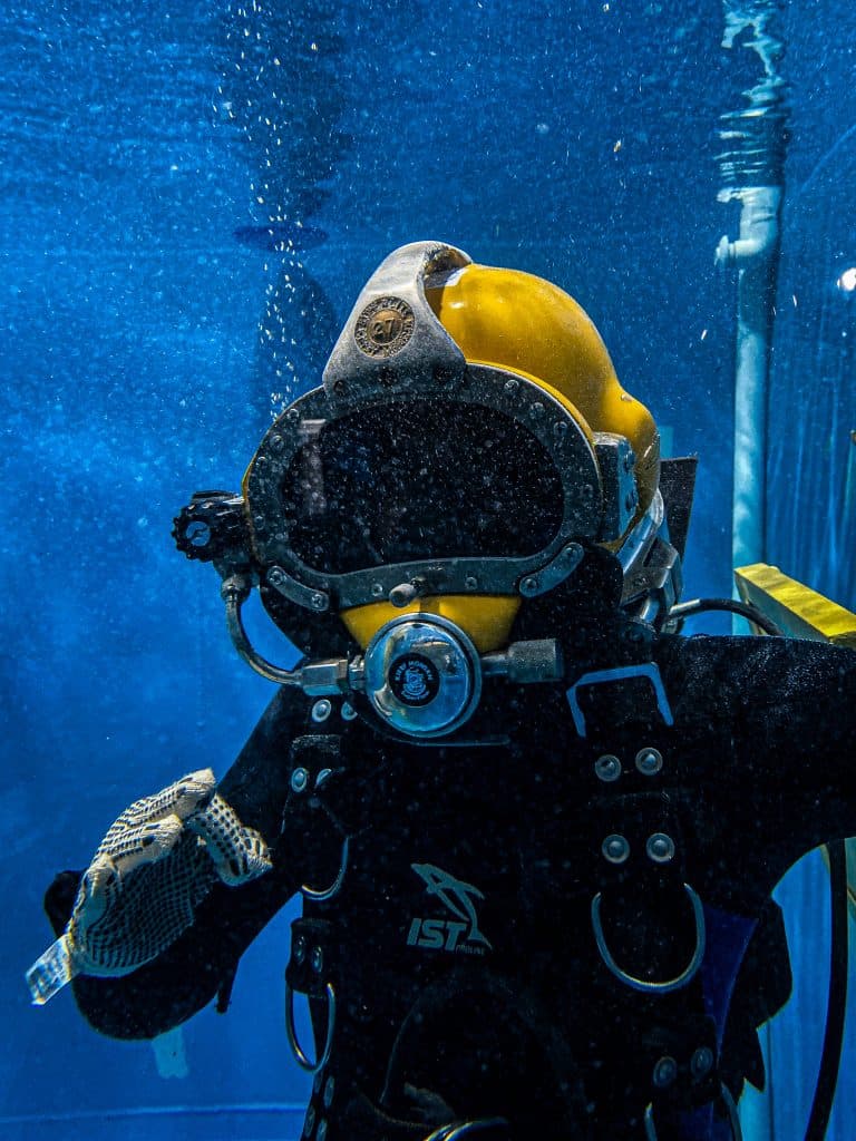 Buzo con casco de buceo profesional KM 37